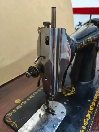 Máquina de coser Alfa antigua
