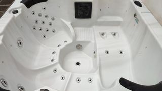 Jacuzzi esterno grigio