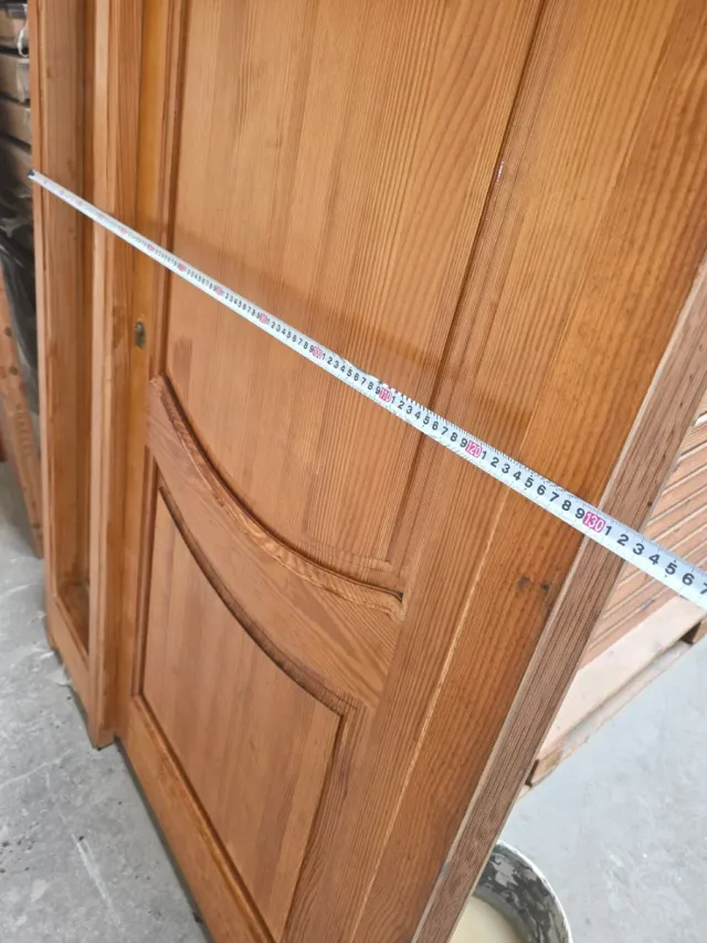 Puerta de entrada de madera fuerte