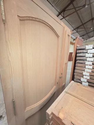 Puerta de entrada de madera fuerte