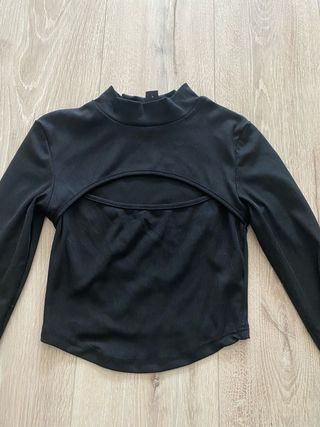 Top negro manga larga con abertura