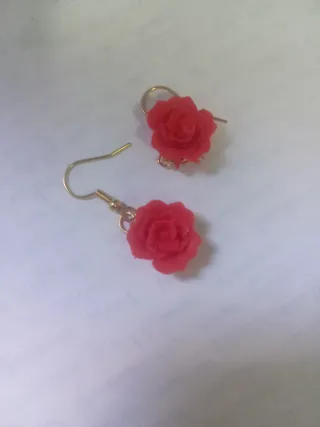 Pendientes de rosa rojos y plateados