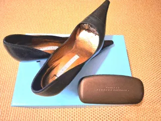 Zapatos Pura López y gafas Carolina Herrera