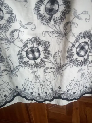 Falda blanca bordada flores negras ondas