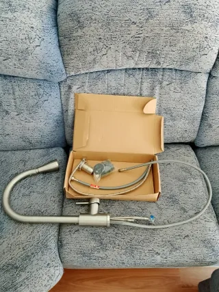 Grifo de cocina plateado.