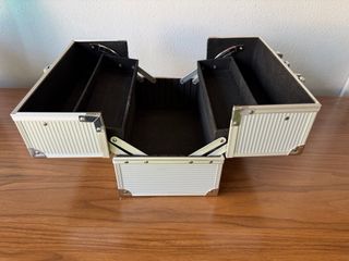 Maletín organizador de maquillaje plateado