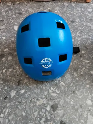 Casco y protecciones para patinar