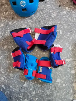 Casco y protecciones para patinar