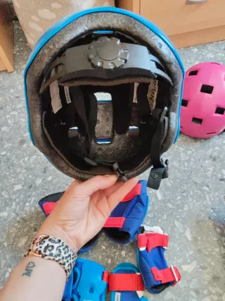 Casco y protecciones para patinar
