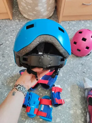 Casco y protecciones para patinar