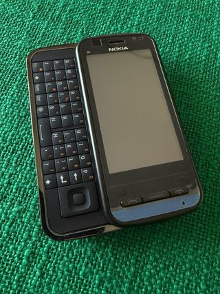Nokia C6-00 con scatola e accessori