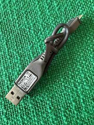 Nokia C6-00 con scatola e accessori