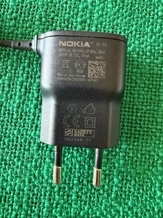 Nokia C6-00 con scatola e accessori