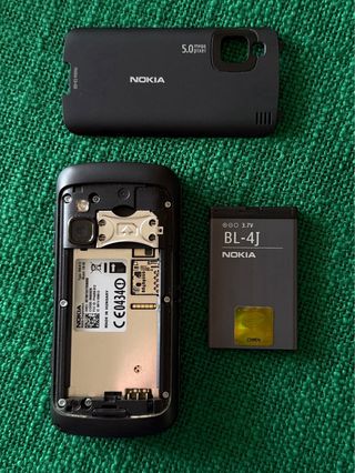 Nokia C6-00 con scatola e accessori