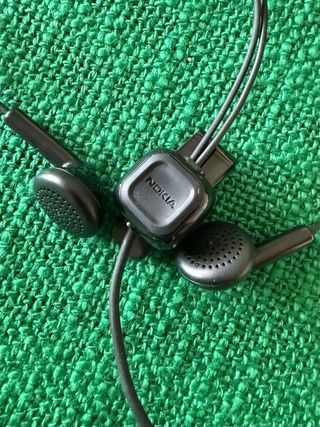 Nokia C6-00 con scatola e accessori