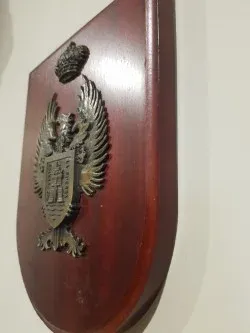 Antigua metopa militar  "Sed Fuertes en la Guerra"