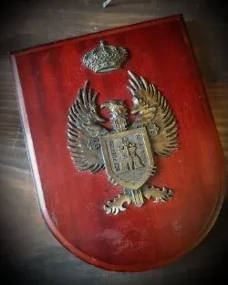 Antigua metopa militar  "Sed Fuertes en la Guerra"