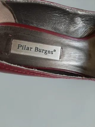 Zapatos de tacón Pilar Burgos burdeos con hebilla