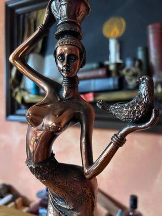 Figura Africana Cobre Mujer con Pájaro