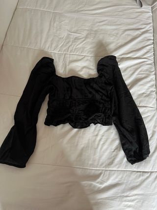 Top corto negro manga larga