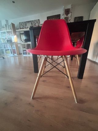 REBAJADO.Mesa Maciza extensible + 4 sillas rojas