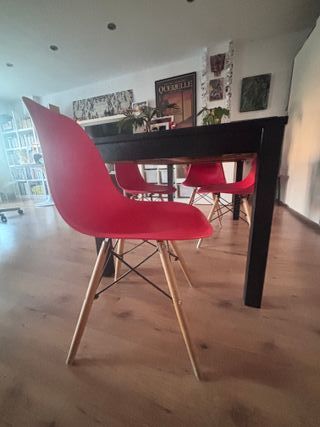 REBAJADO.Mesa Maciza extensible + 4 sillas rojas