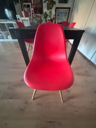 REBAJADO.Mesa Maciza extensible + 4 sillas rojas