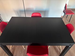 REBAJADO.Mesa Maciza extensible + 4 sillas rojas