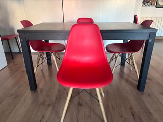 REBAJADO.Mesa Maciza extensible + 4 sillas rojas
