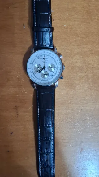 Reloj de pulsera plateado y negro