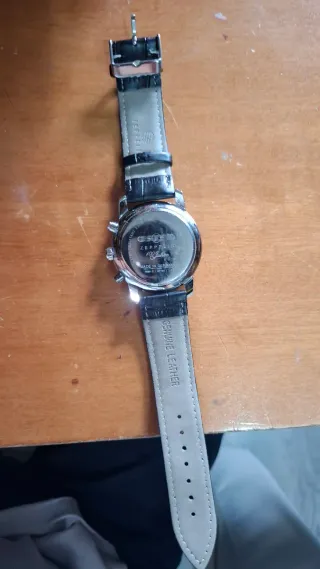 Reloj de pulsera plateado y negro