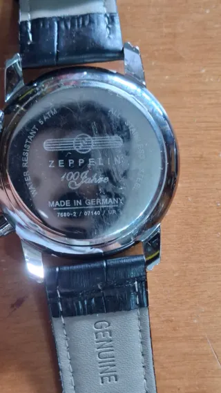 Reloj de pulsera plateado y negro