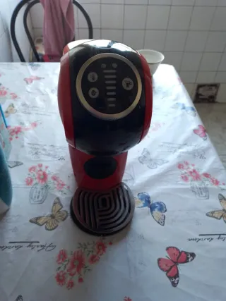 Cafetera de cápsulas roja y negra