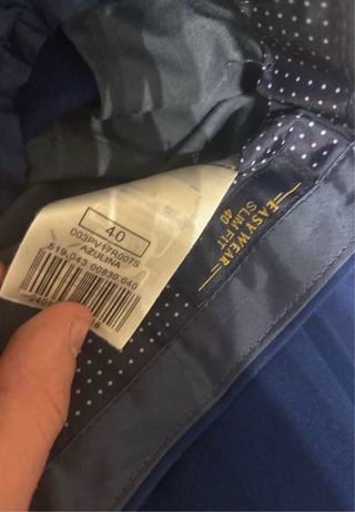 Traje azul Corte Inglés con corbata rosa