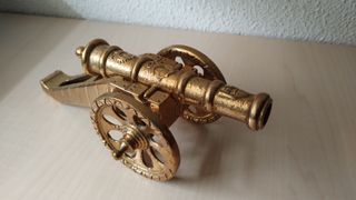 Cañón antiguo de latón decorativo