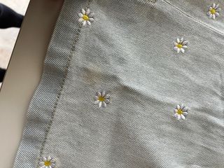 Falda vaquera con estampado de margaritas