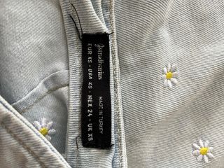 Falda vaquera con estampado de margaritas