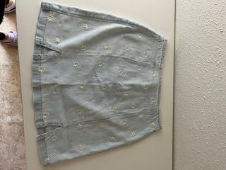 Falda vaquera con estampado de margaritas