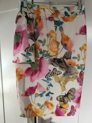 Falda Peplum Estampada Flores y Mariposas