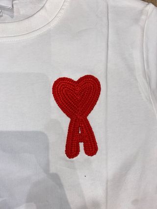 Camiseta Ami Paris blanca corazón rojo talla S