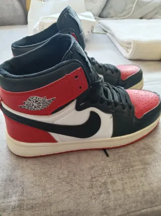 Zapatillas Jordan Air Negras y Rojas