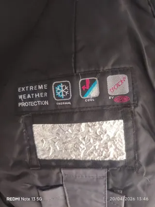 Chaqueta de moto gris y negra