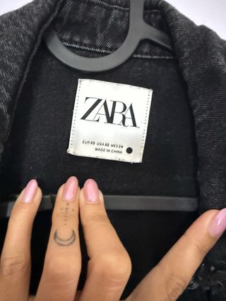 Chaqueta vaquera Zara negra con flecos