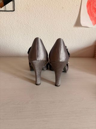 Zapatos de tacón Calzapiél dorados y grises