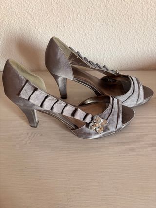 Zapatos de tacón Calzapiél dorados y grises