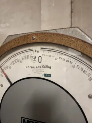 Báscula antigua MOEBA