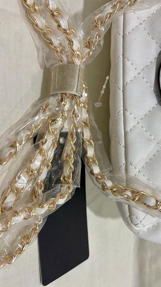 Bolso blanco acolchado con cadena dorada