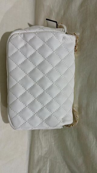 Bolso blanco acolchado con cadena dorada