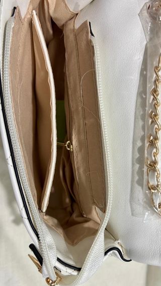 Bolso blanco acolchado con cadena dorada