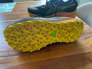 Zapatillas Asics Trail Running Negras y Amarillas